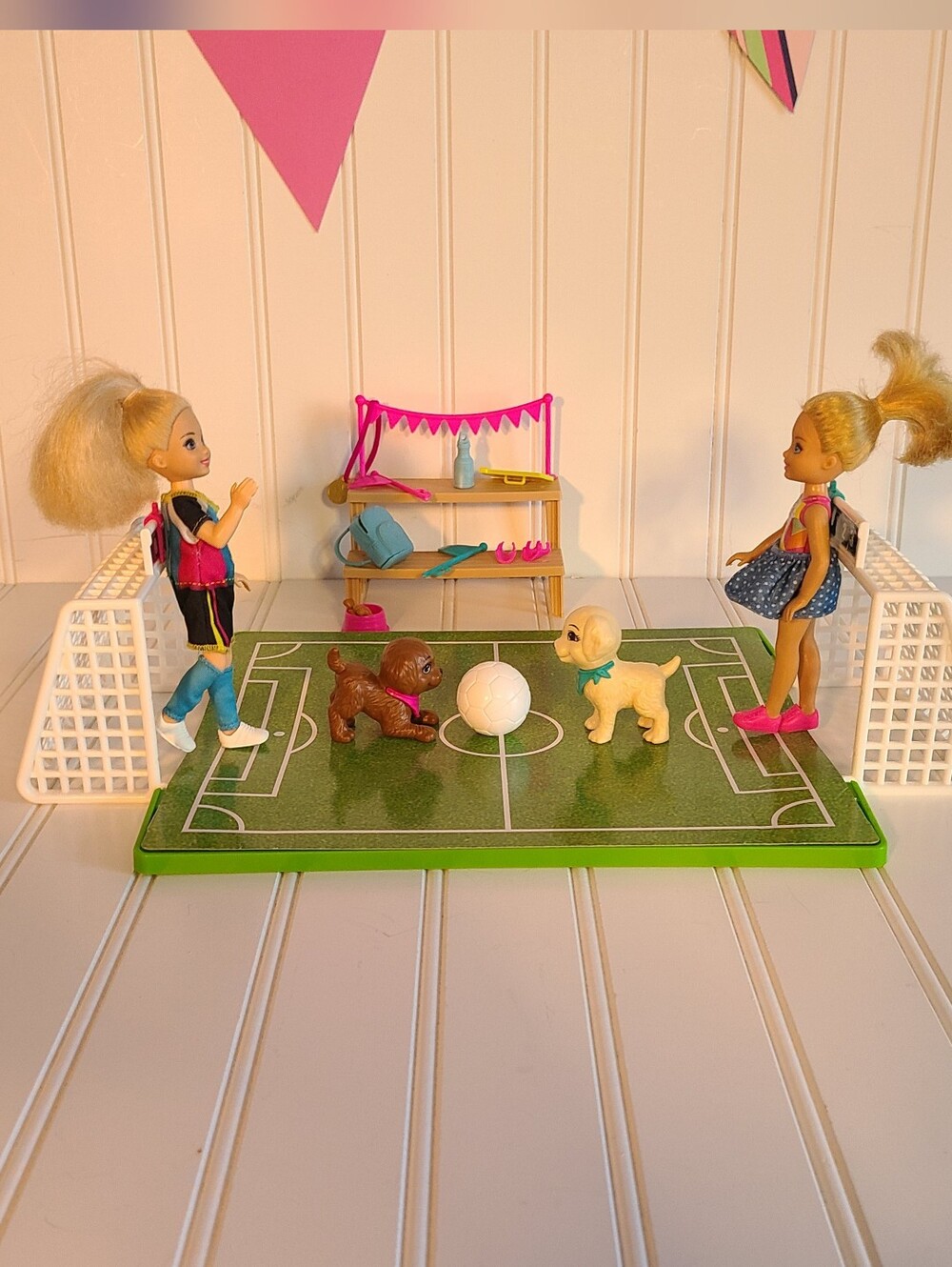 Barbie Dreamhouse Adventures Chelsea Doll Soccer Playset w/ Field & Accessories